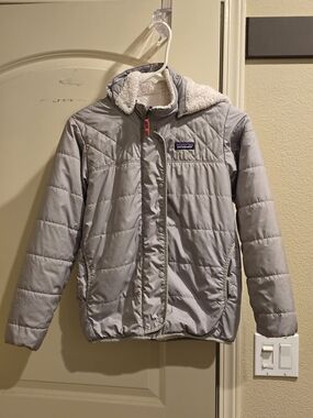 Patagonia Light Gray/white Reversable Quilted Puffer Jacket with Sherpa Collar